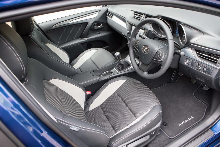  Toyota Avensis 2015 года  (UK) (фото 25 из 27)